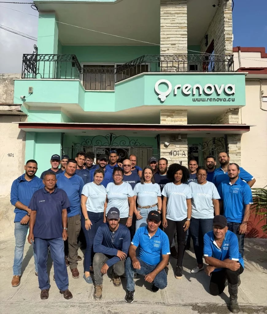 Equipo RENOVA frente a la sede en Camagüey
